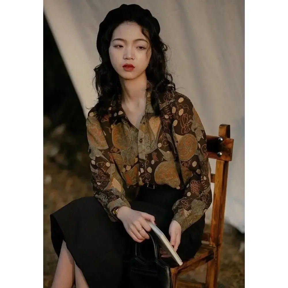 Elegant Dark Academia Figures Blouse with Classic Collar and Long Sleeves