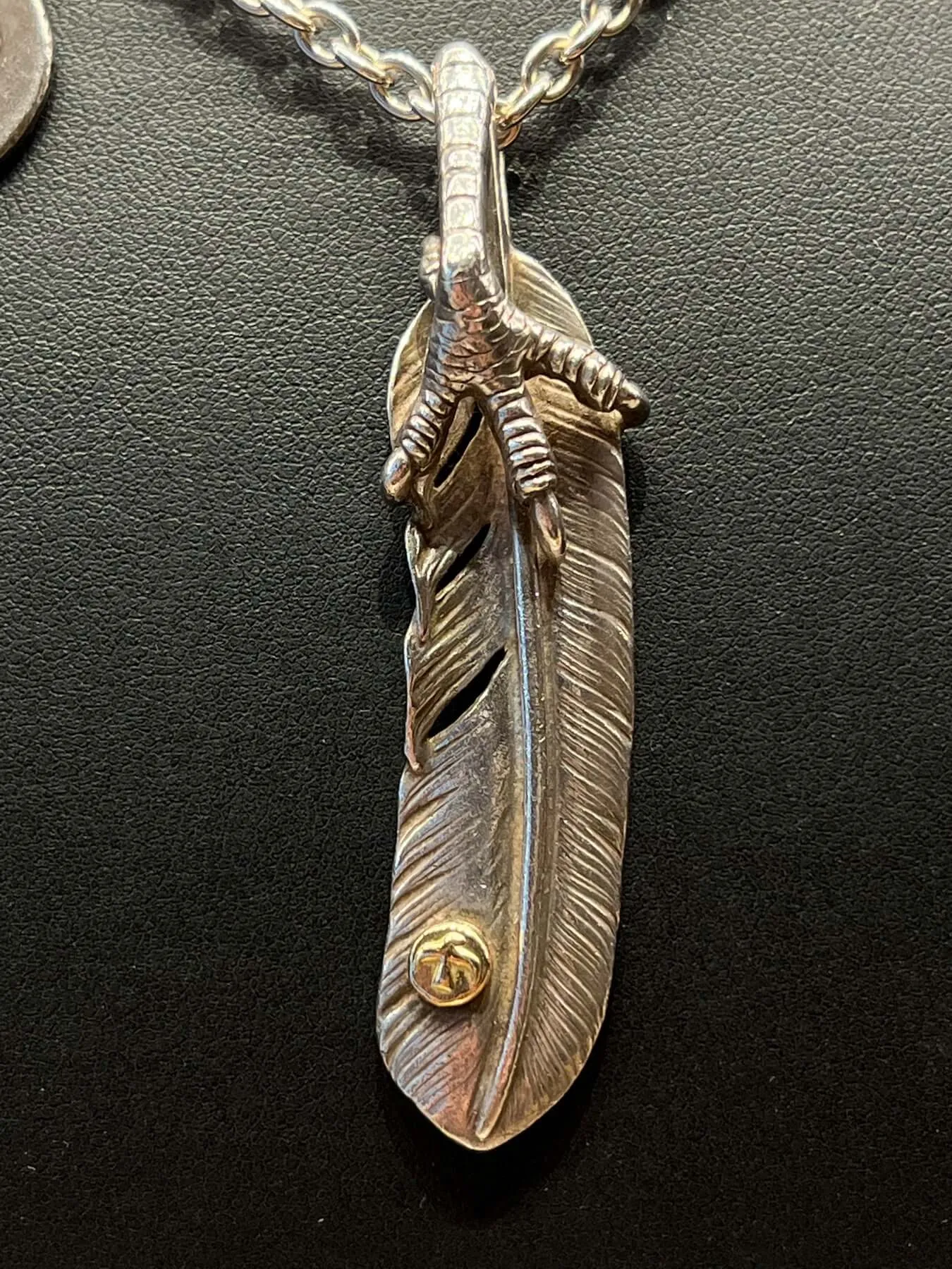 Goros Feather With Silver Claw With Metal Pendant Setup
